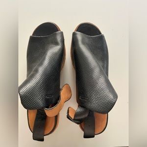 Gentle Souls by Kenneth Cole Jacey wedges, size 7 black.